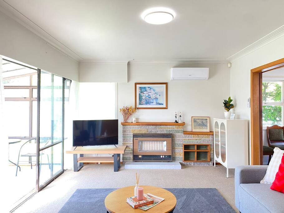 Location - Hillcrest Charmer - 3 Bedroom House * Hamilton